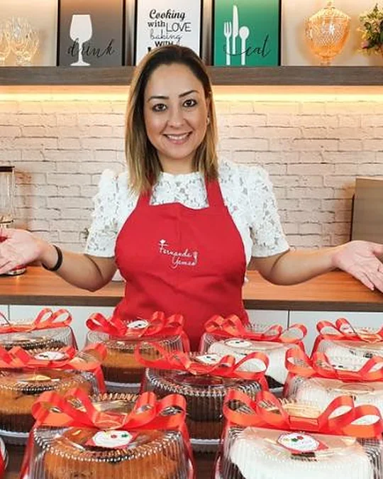 Confeiteira com as encomendas de Natal embaladas no balcão