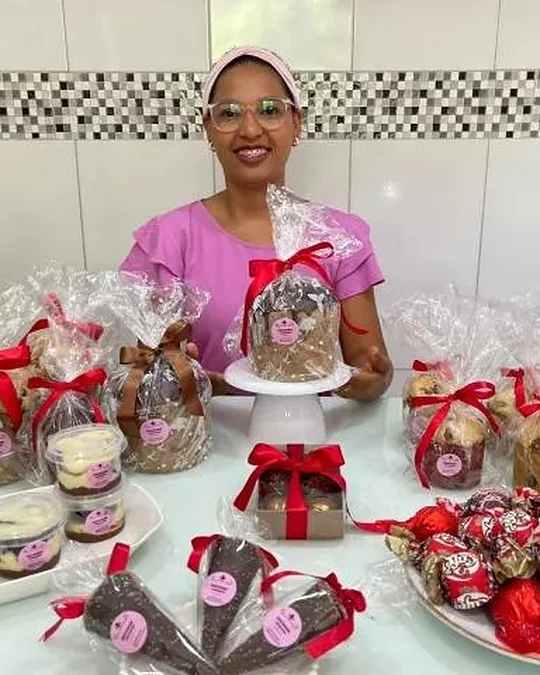 Confeiteira mostrando os doces natalinos embalados