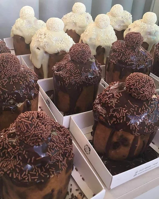 Chocotones e copos da felicidade embalados